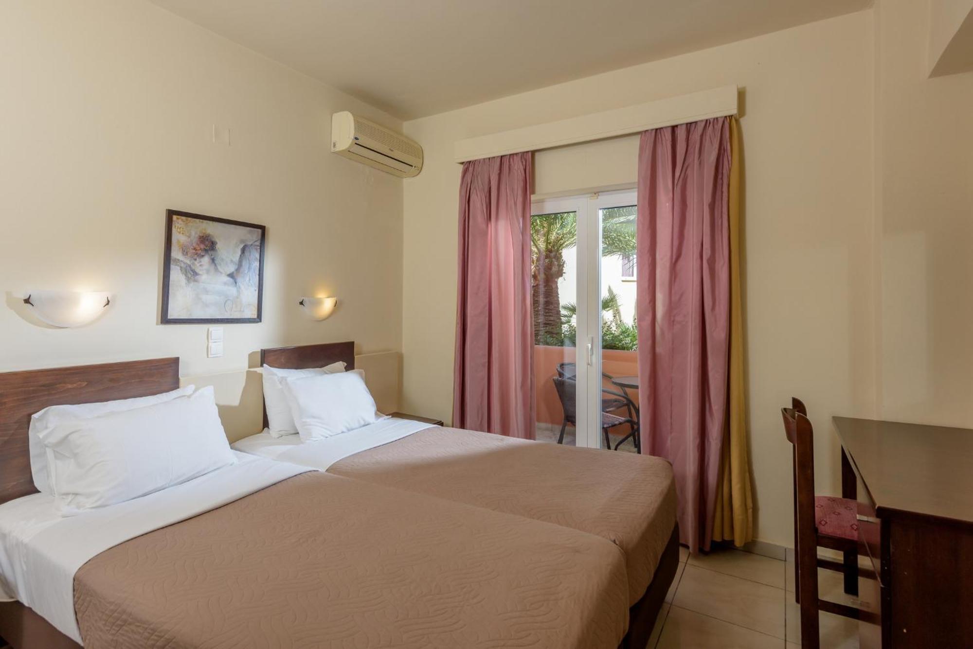 Eurohotel Theo Hotel Ajía Marína Szoba fotó
